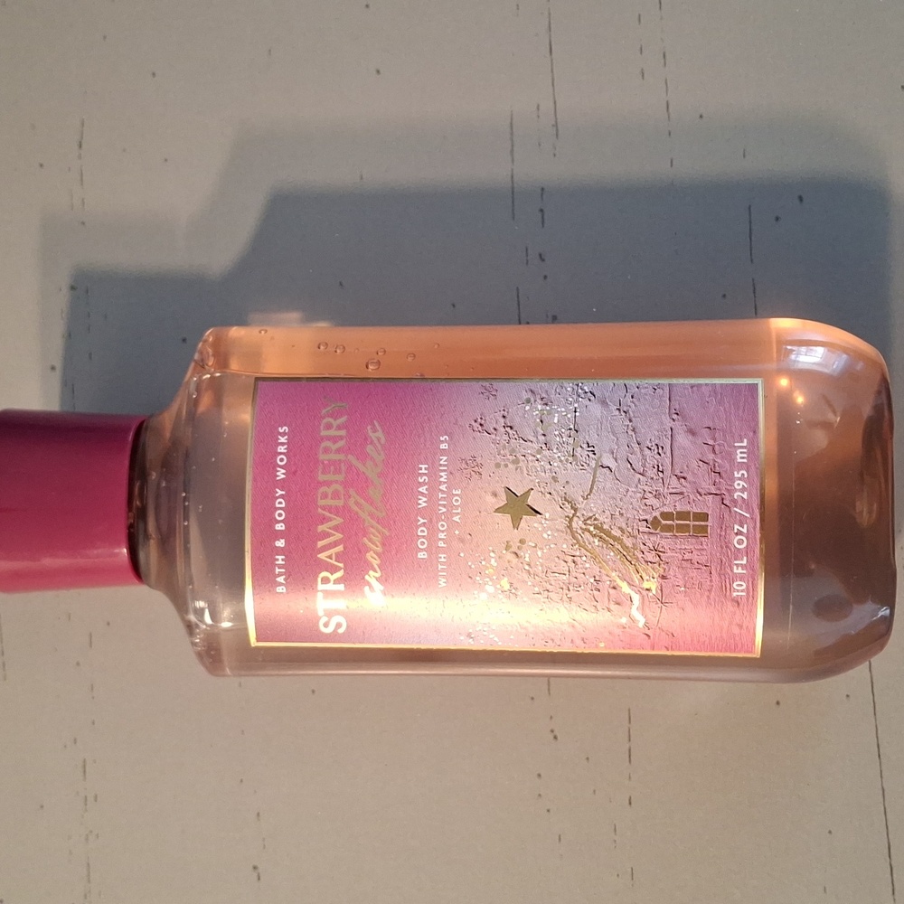 Bath & Body Strawberry Snowflakes Bodywash - Picture 2 of 6